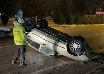 Kontrolden çıkan otomobil takla attı