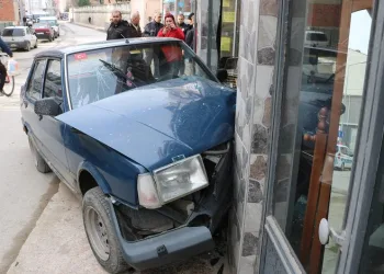 Kontrolden çıkan otomobil mobilya dükkanına daldı