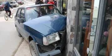 Kontrolden çıkan otomobil mobilya dükkanına daldı