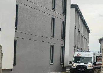 Bursa’da 3.kattan ağabeyinin üzerine düştü: 2 yaralı