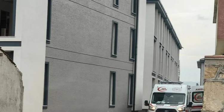 Bursa’da 3.kattan ağabeyinin üzerine düştü: 2 yaralı