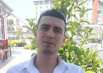 Annesini darp eden ağabeyini öldürdü