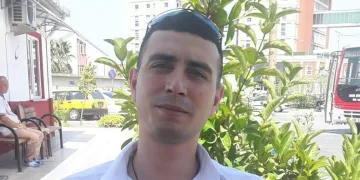 Annesini darp eden ağabeyini öldürdü