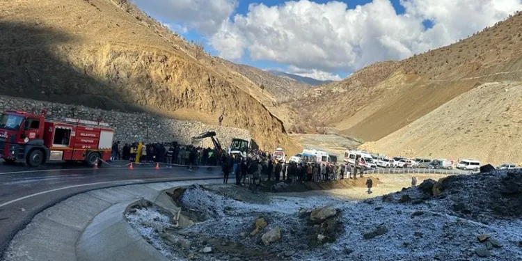 Siirt’te minibüs devrildi: 6’sı ağır 12 yaralı