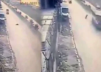 Sokak köpeğinden kaçarken minibüs çarptı