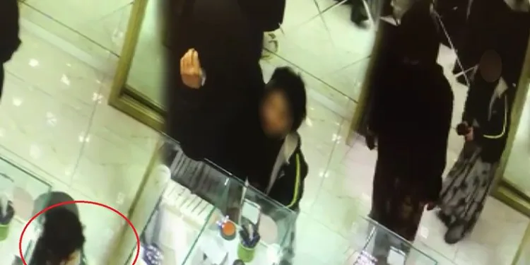 Çocuklarını hırsızlıklarına alet ettiler