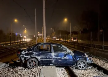 Bursa’da kontrolden çıkan otomobil metro raylarına girdi