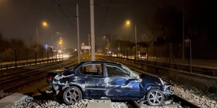 Bursa’da kontrolden çıkan otomobil metro raylarına girdi