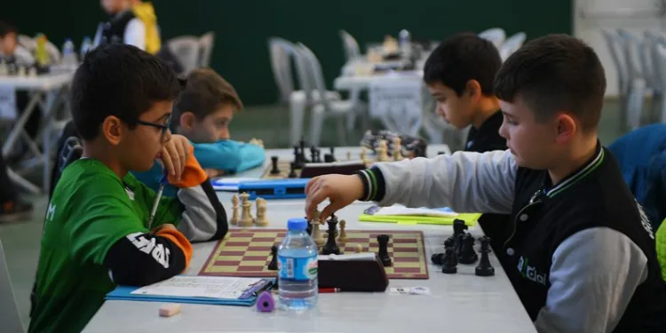 Minik satranççılar ödüllerini aldı