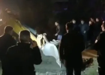 Baba ve 2 yaşındaki oğlu 50 metrelik kuyuya düştü