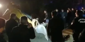 Baba ve 2 yaşındaki oğlu 50 metrelik kuyuya düştü
