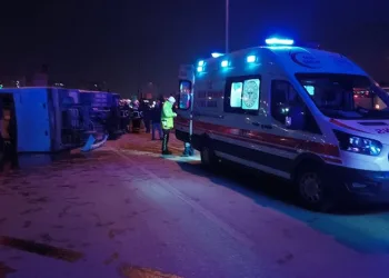 Otomobille çarpışan işçi servisi devrildi: 2’si ağır 10 yaralı