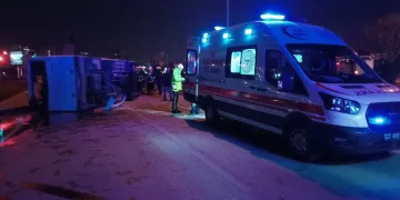 Otomobille çarpışan işçi servisi devrildi: 2’si ağır 10 yaralı