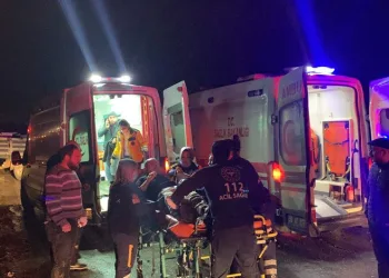 İşçi servisiyle kamyonet çarpıştı: 1 ölü, 20 yaralı