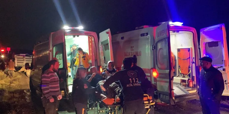 İşçi servisiyle kamyonet çarpıştı: 1 ölü, 20 yaralı