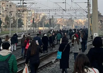 Yolcular ‘kalasla’ tren değiştirdi