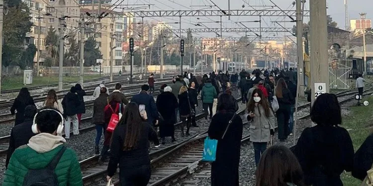 Yolcular ‘kalasla’ tren değiştirdi