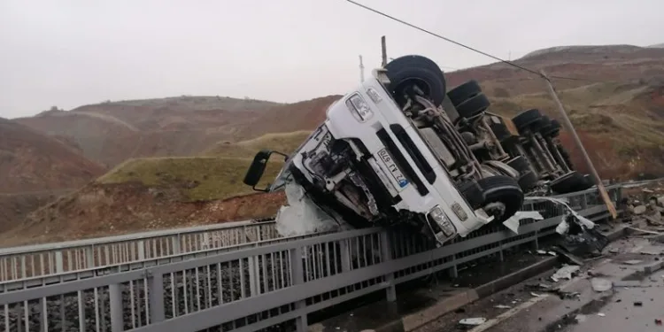 Elazığ’da asfalt yüklü tır devrildi: 1 yaralı