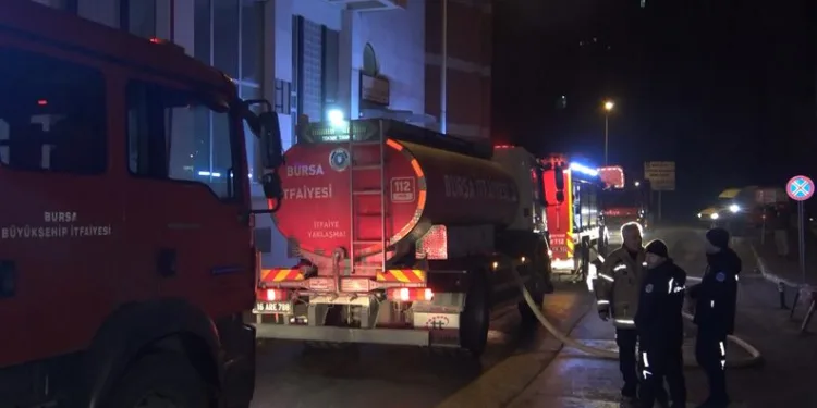 Bursa’da otopark yangını: 3 araç kül oldu