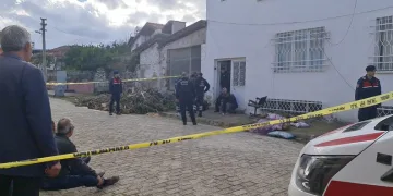 Anne ve 2 çocuğu evlerinde ölü bulundu