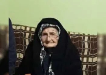 Elbiseleri tutuşan yaşlı kadın yanarak öldü