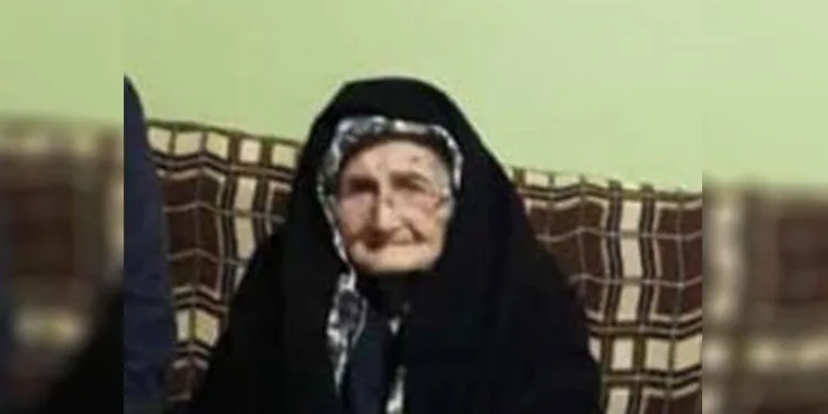 Elbiseleri tutuşan yaşlı kadın yanarak öldü