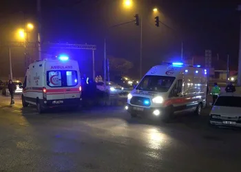 Otomobil ile pikap çarpıştı