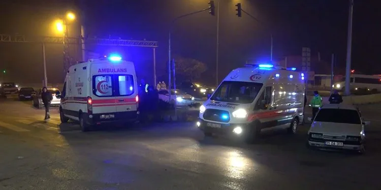Otomobil ile pikap çarpıştı