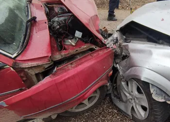İki otomobil kafa kafaya çarpıştı