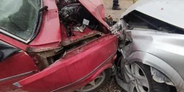 İki otomobil kafa kafaya çarpıştı