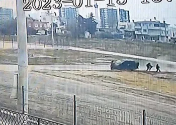 Araç, öğrencilerin arasına daldı