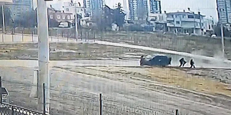 Araç, öğrencilerin arasına daldı