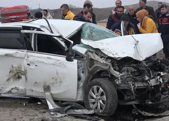 Elazığ’da otomobil kamyona çarptı