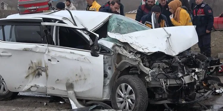 Elazığ’da otomobil kamyona çarptı