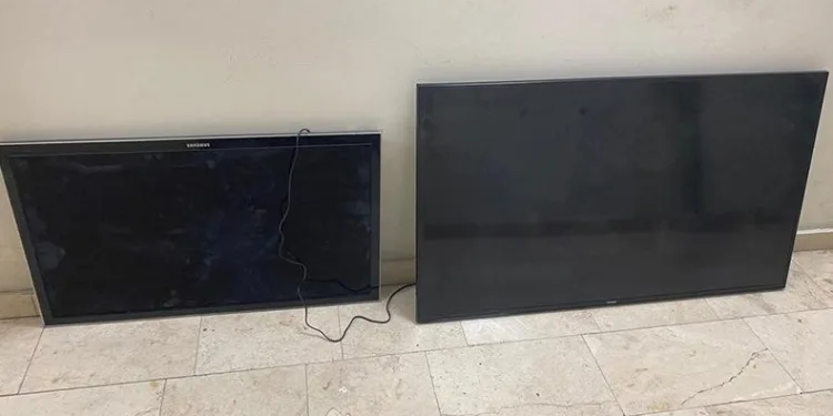 Kapalı otele girerek televizyon çaldılar