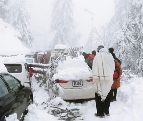 Pakistan'da kar yağışı hayatı felç etti
