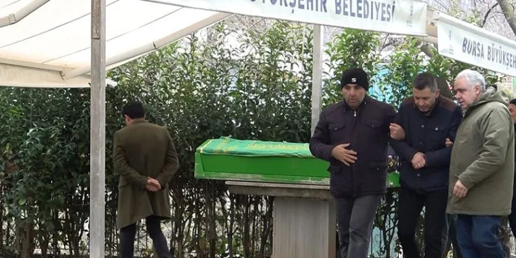 Fotoğraf çekmek isterken hayatını kaybeden genç kadın toprağa verildi