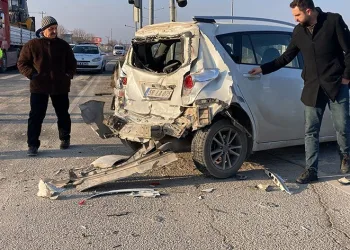 İşçi minibüsü ile otomobil çarpıştı