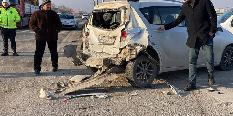 İşçi minibüsü ile otomobil çarpıştı