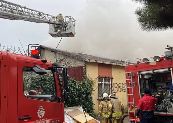Maltepe’de binanın çatısı yandı