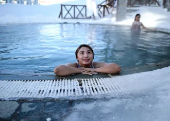 Dondurucu soğukta sıcak havuz keyfi