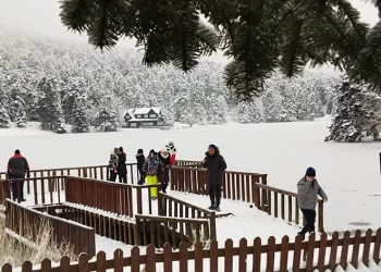 Gölcük Tabiat Parkı’nda göl dondu