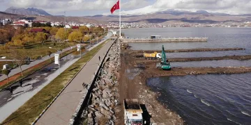 Van Gölü’nde dip çamuru temizliği