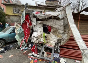 İstanbul’da kamyon metrelerce sürüklendi: 2 ağır yaralı