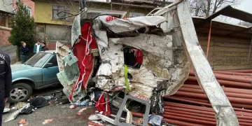 İstanbul’da kamyon metrelerce sürüklendi: 2 ağır yaralı