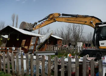 Kaçak ve metruk yapılar tek tek yıkıldı