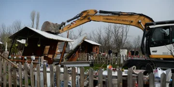 Kaçak ve metruk yapılar tek tek yıkıldı