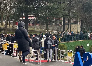 Teleferikte metrelerce kuyruk oluştu