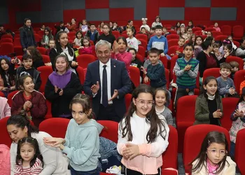 Karne hediyesi olarak öğrenciler tiyatro ile buluştu