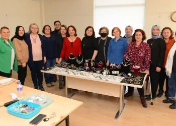 Bursa’da kadınlar gümüş kazaz sanatını öğreniyor